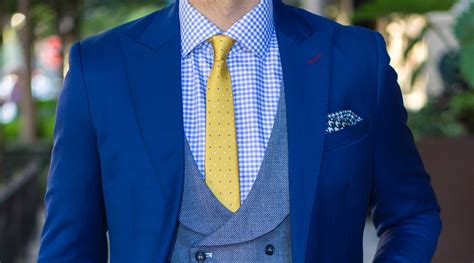 should pocket square match tie.